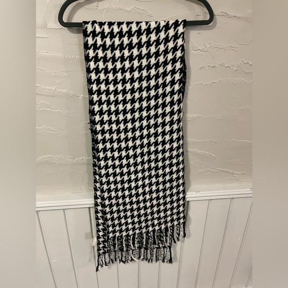 Black and white houndstooth scarf - Picture 4 of 5